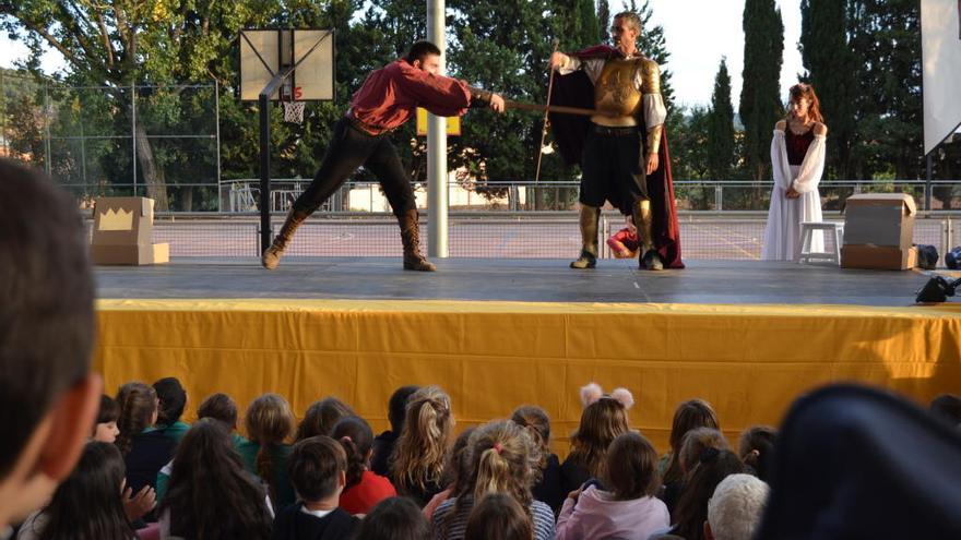 Un moment de l&#039;espectacle celebrat a la pista de l&#039;escola.