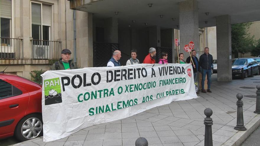 Miembros de Stop Desahucios, en una protesta en Ourense.