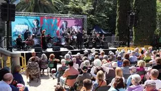La Big Band de Granollers llena los jardines del Palau Robert para rendir homenaje a Núria Feliu