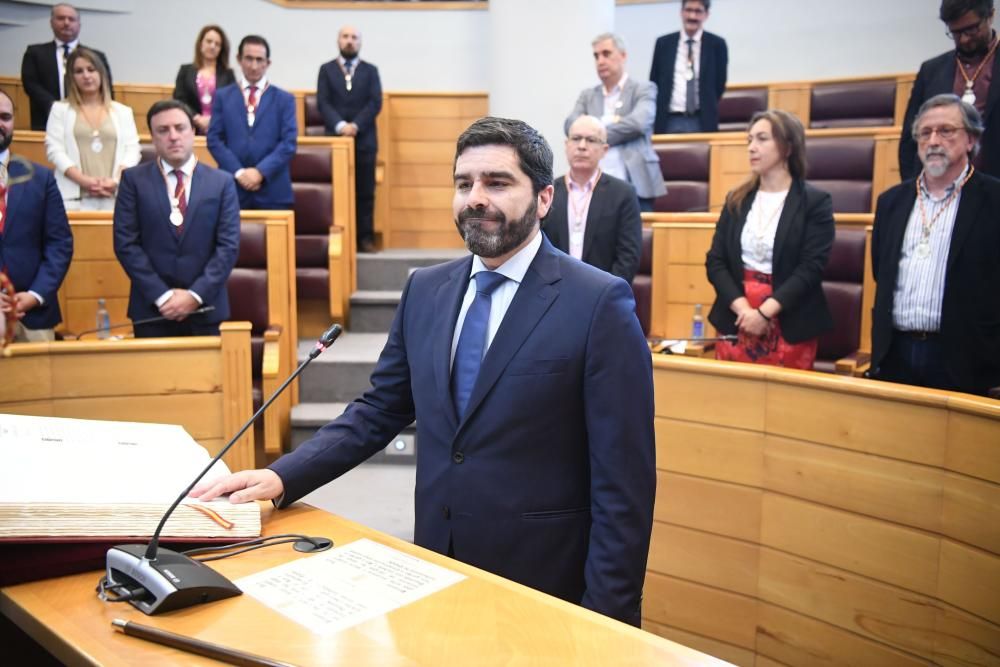 Fue elegido por 17 votos frente a los 14 otorgados a Rosa Gallego del PP. Ha anunciado un plan de lucha contra la despoblación rural en su investidura.