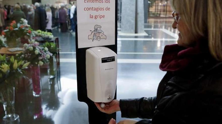 Dispensador de desinfectante para evitar el contagio de la gripe instalado a la entrada del tanatorio de Gijón.