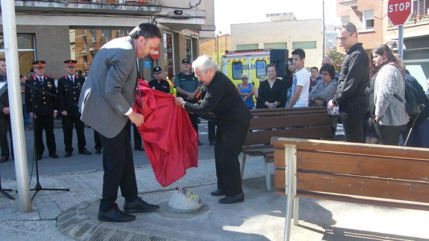 Manresa homenatja el policia local mort per un motorista fa tres anys