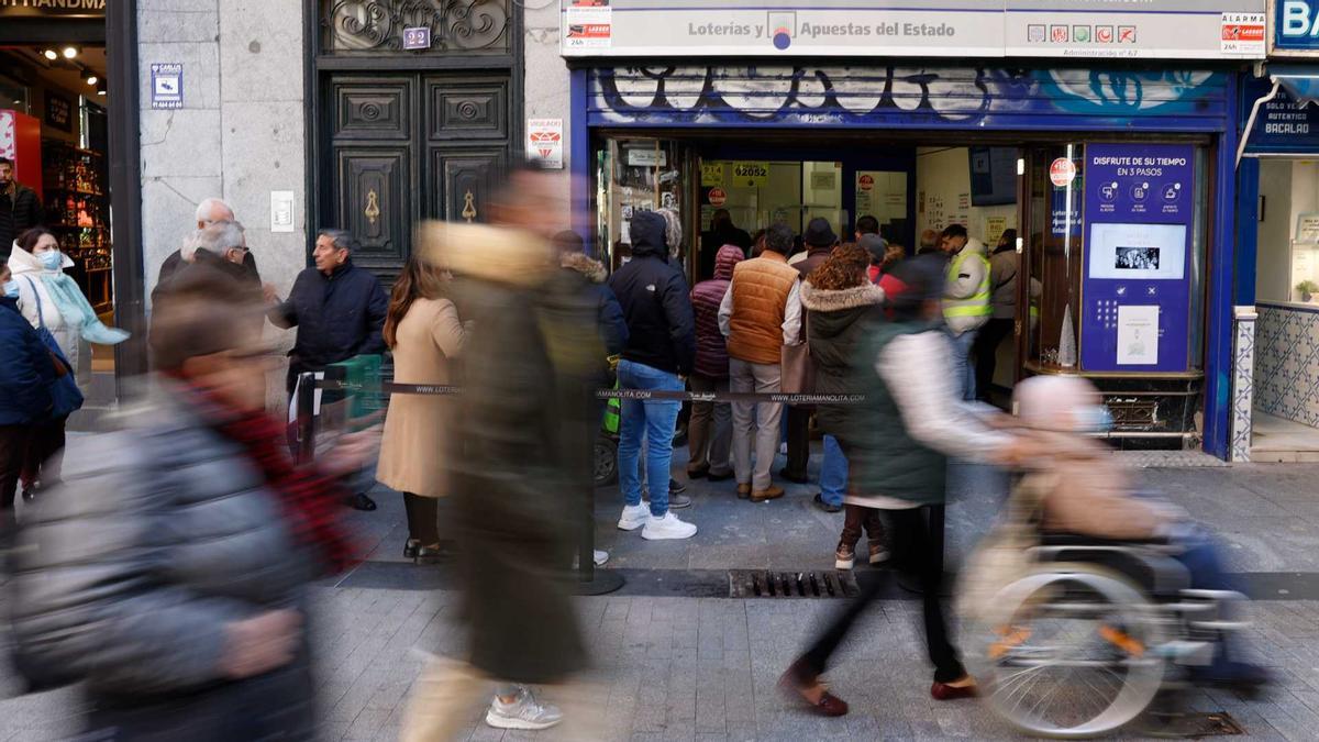 Cues a l'exterior d'una administració de loteria, en una imatge d'arxiu.