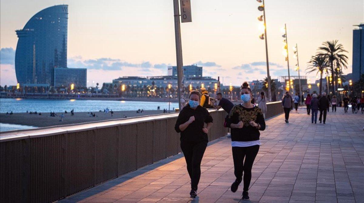 Dos chicas corriendo por el Passeig Marítim. 