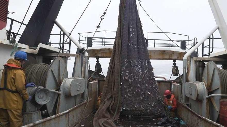 O Alba Mar, coas redes cheas de pesca. // Embarcados