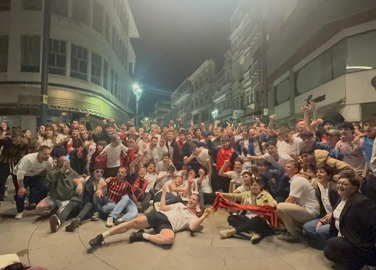 El Kilómetro 0 fue uno de los lugares que acogió la celebración del ascenso del Club Deportivo Lalín. |