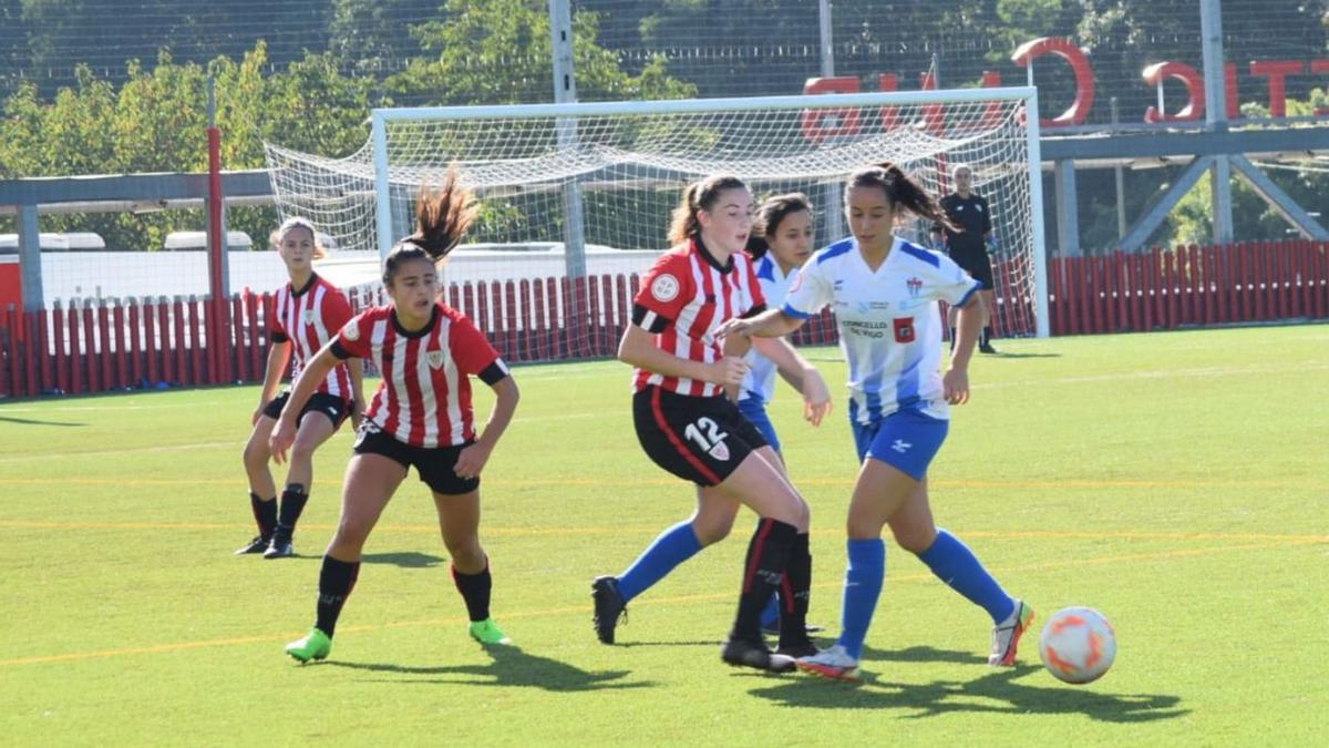 Paula Lorenzo, con la pelota, durante el partido de ayer ante el Athletic C. |  // FDV