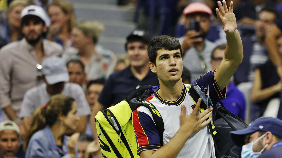 Carlos Alcaraz se despide del público del US Open, que se ha entregado a su juego durante las dos últimas semanas. | REUTERS / GEOFF BURKE