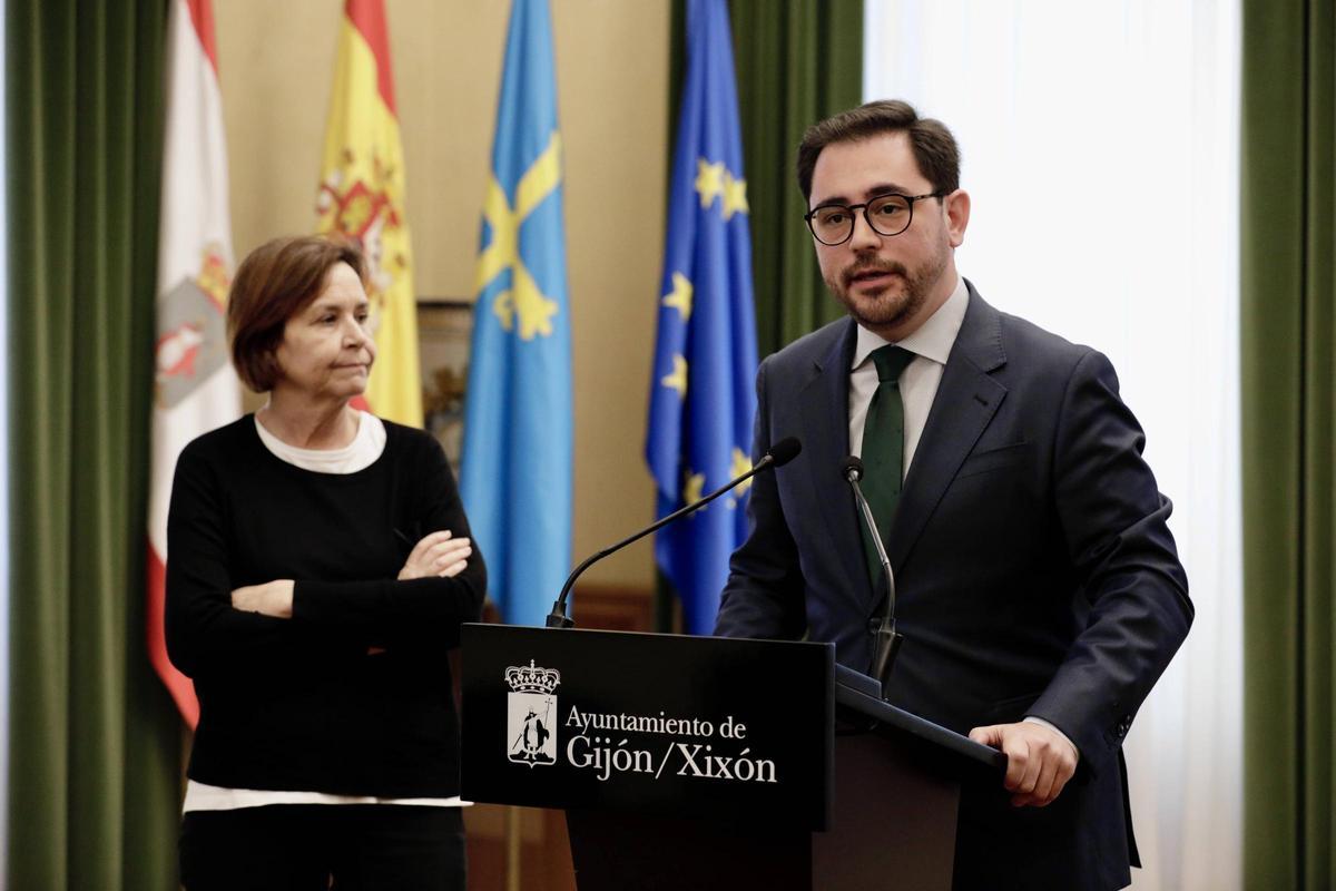 Jaime Fernández-Paíno en una intervención pública, con la alcaldesa, Carmen Moriyón, a su lado.