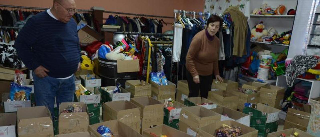 Los voluntarios de Cáritas de Bueu empiezan su ayuda a las familias del municipio en apuros para esta Navidad.   | // G. NÚÑEZ