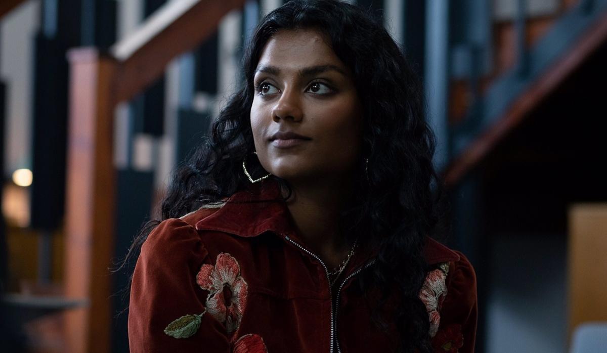 La actriz Simone Ashley.