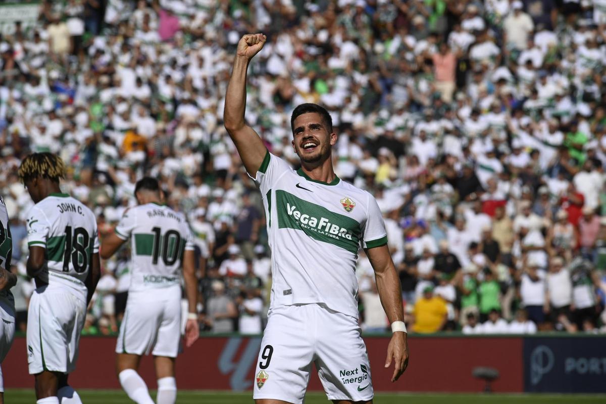 André Silva alza el puño tras marcar su tercer gol con el Elche