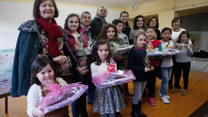 Los ganadores del Certamen de dibujo del Antroxu reciben sus premios