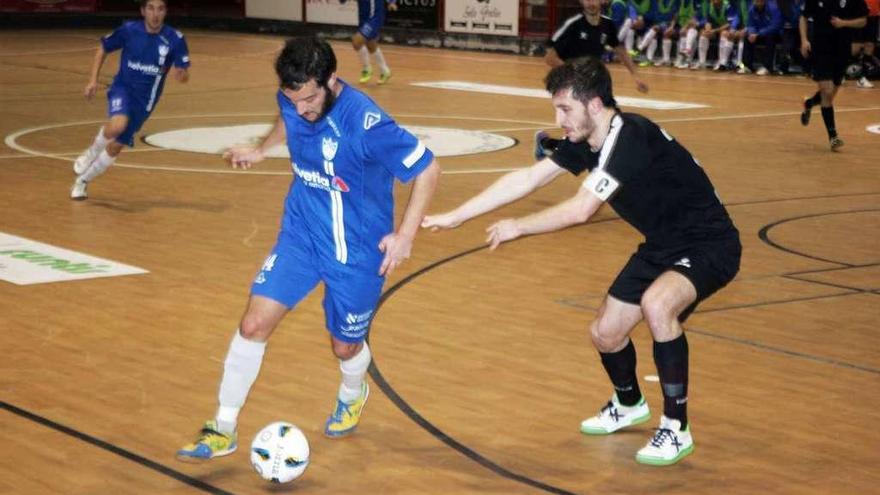 Un lance del partido disputado ayer entre el Mimela-Inversia y el filial del Santiago Futsal. // Bernabé/Luismy