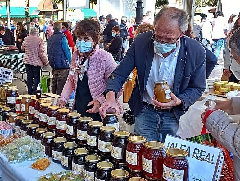 Uno de los puestos de venta de miel.