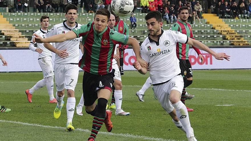 El central Martin Valjent cabecea el balón durante un partido con el Ternana italiano.