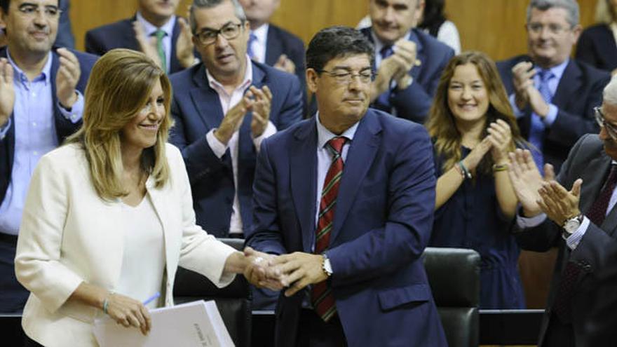 Susana Díaz estrecha la mano del vicepresidente de la Junta, Diego Valderas, al ser aplaudida tras su intervención en el debate.