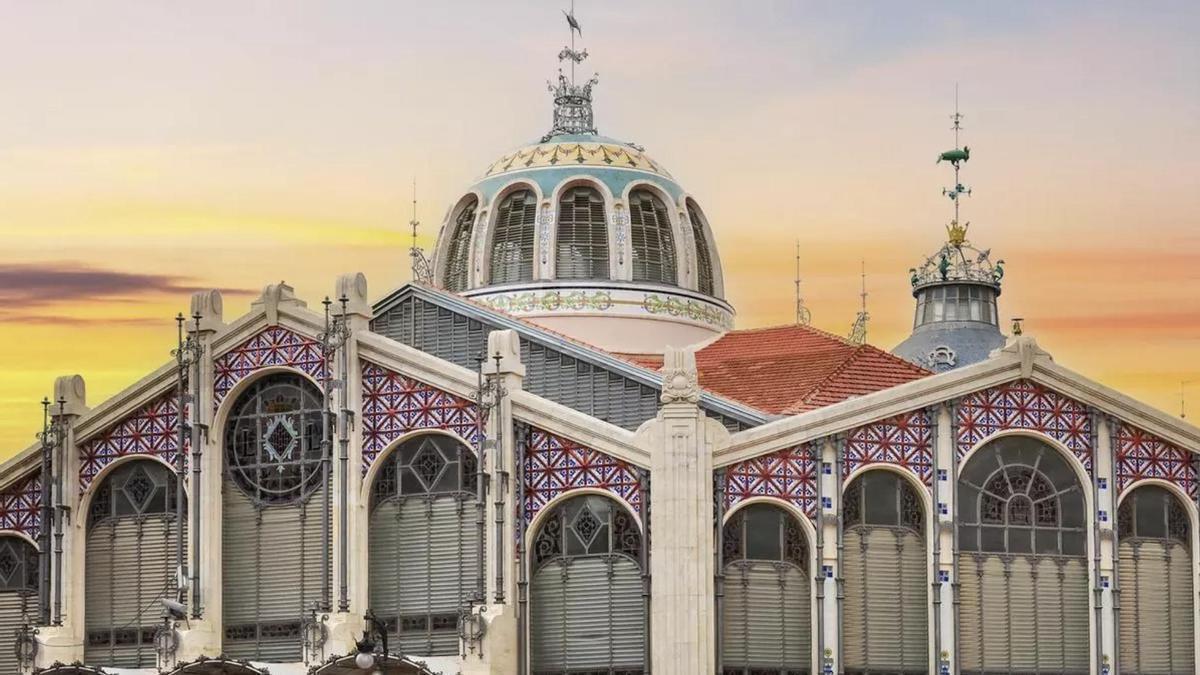 Es el mercado más bonito de España y se conoce como ‘la catedral de la gastronomía’: tiene casi 300 puestos, estilo modernista, cúpulas de hierro y cristal y es Bien de Interés Cultural