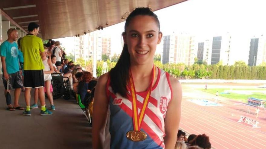 Paula Sevilla amb la medalla d&#039;or aconseguida a Castelló