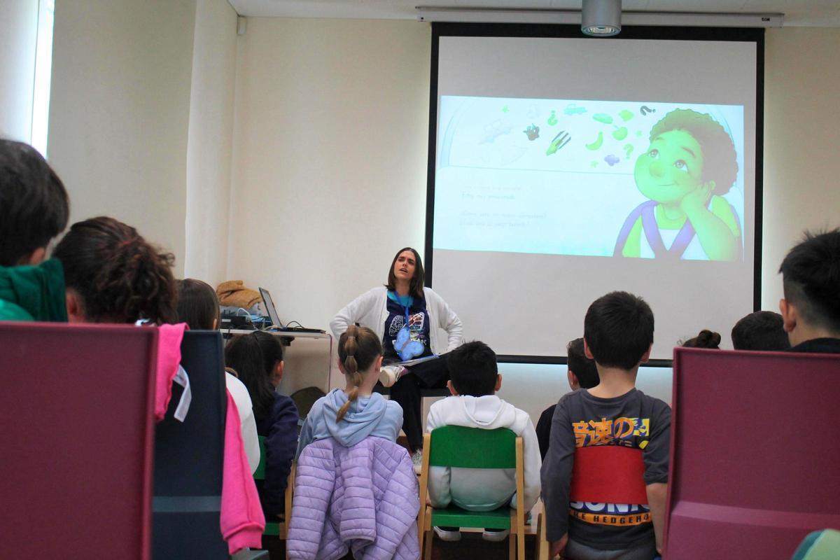 Alumnos de 2º de Primaria durante la lectura del cuento Ojos de Mariposa.