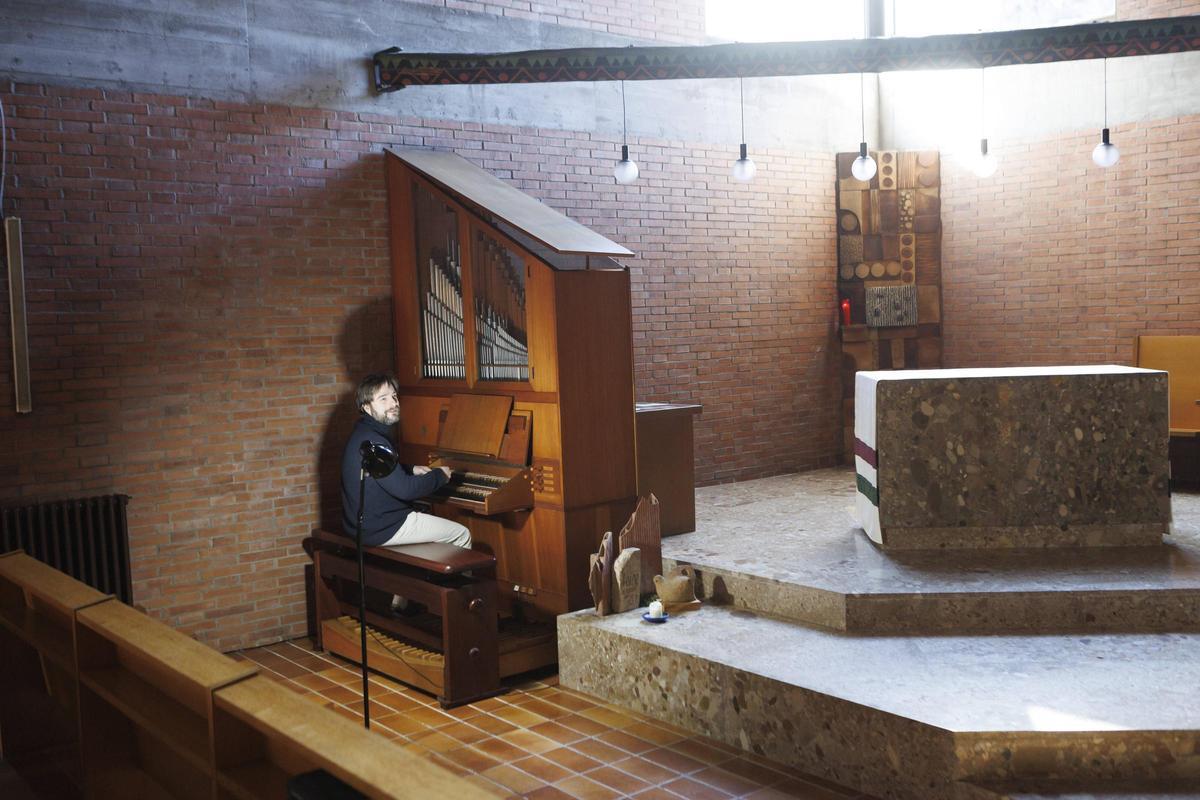 Marcel Martínez tocant l’orgue a l'Església del monestir