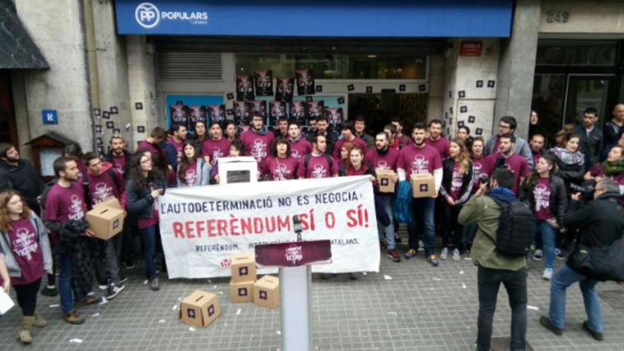 Escrache independentista a la sede del PP en Barcelona