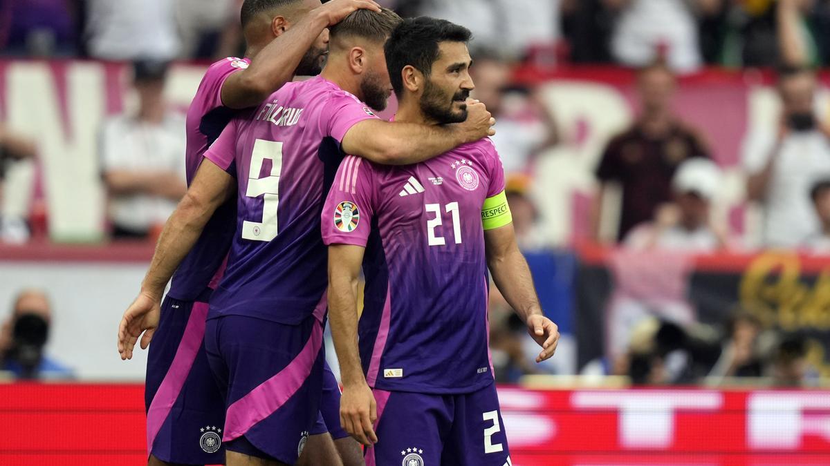Gundogan celebra amb els seus companys el segon gol del partit