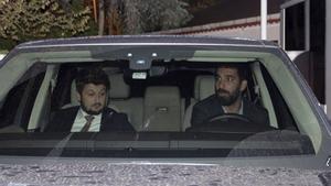 Turan, al volante, después de prestar declaración ante la policía, en octubre.