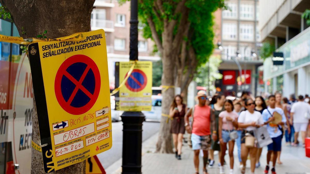 Cartel de obras en la calle Colón
