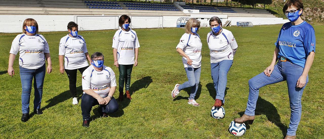 De izquierda a derecha, Neri, Tere, Pichi, Mercedes, Puri, María Jesús y Villar, jugadoras
del Gondomar CF 50 años después con la camiseta en el campo. Abajo, el equipo
completo con su entrenador, Lito Hermida, antes de un partido.  | // // ALBA VILLAR