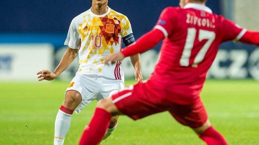 Denis Suárez toca el balón ante un contrario.