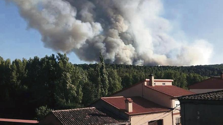 Vista, desde Sejas, del hongo de humo del incendio tras reavivarse ayer en los pinares de la Raya.