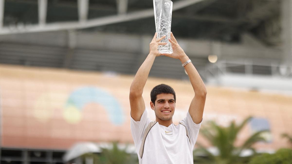 Carlos Alcaraz posa con el trofeo conquista en el Masters 1.000 de Miami