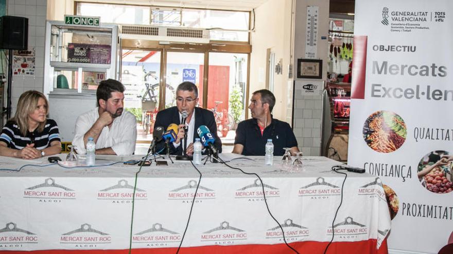 El Conseller de Economía presentando el proyecto «Mercados Excelentes» en Alcoy.