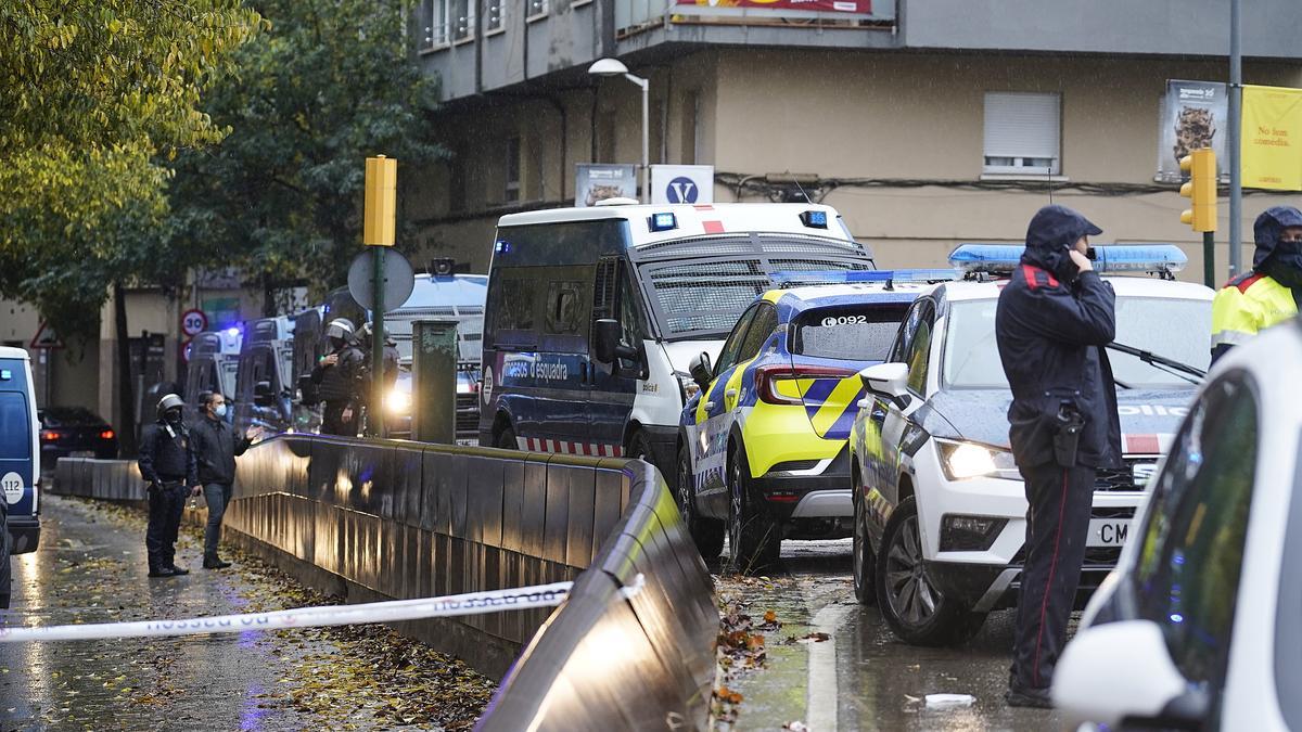 Tallat l'accés al carrer del Carme per protestar contra uns desnonaments