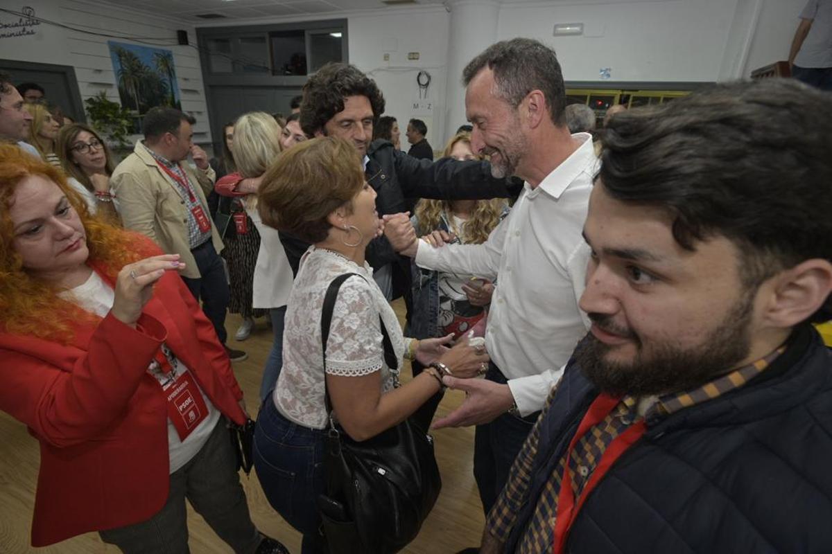 Carlos González, anoche en la sede del PSOE tras reconocer que han perdido la Alcaldía pese a ser la fuerza más votada