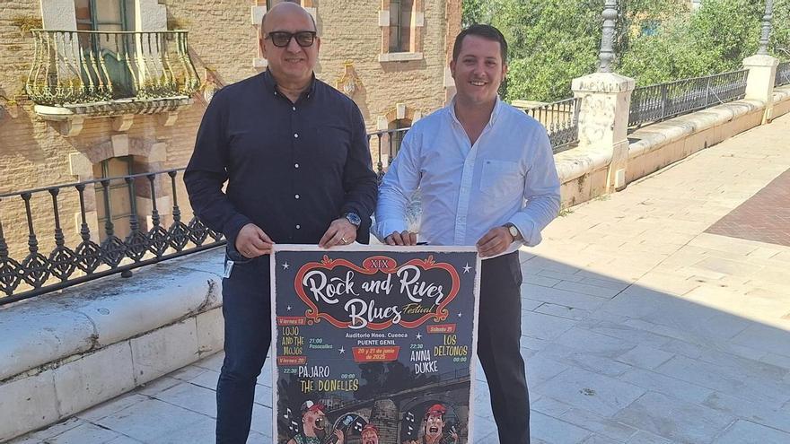 Joaquín Rodríguez y Joaquín Reina muestran el cartel del Rock and River Blues de Puente Genil.
