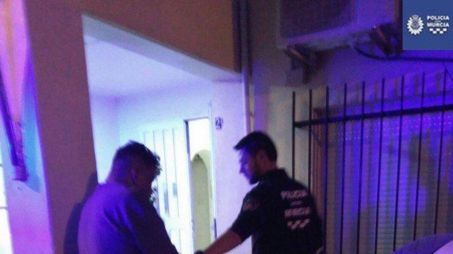 Un agente deteniendo al agresor