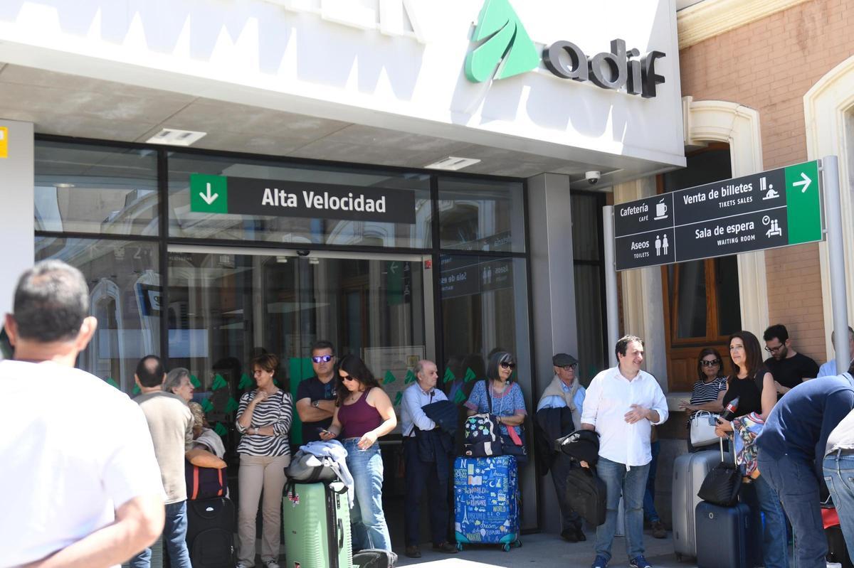 En el exterior de la estación del Carmen, en Murcia, numerosos pasajeros permanecían 'varados' tras el apagón.