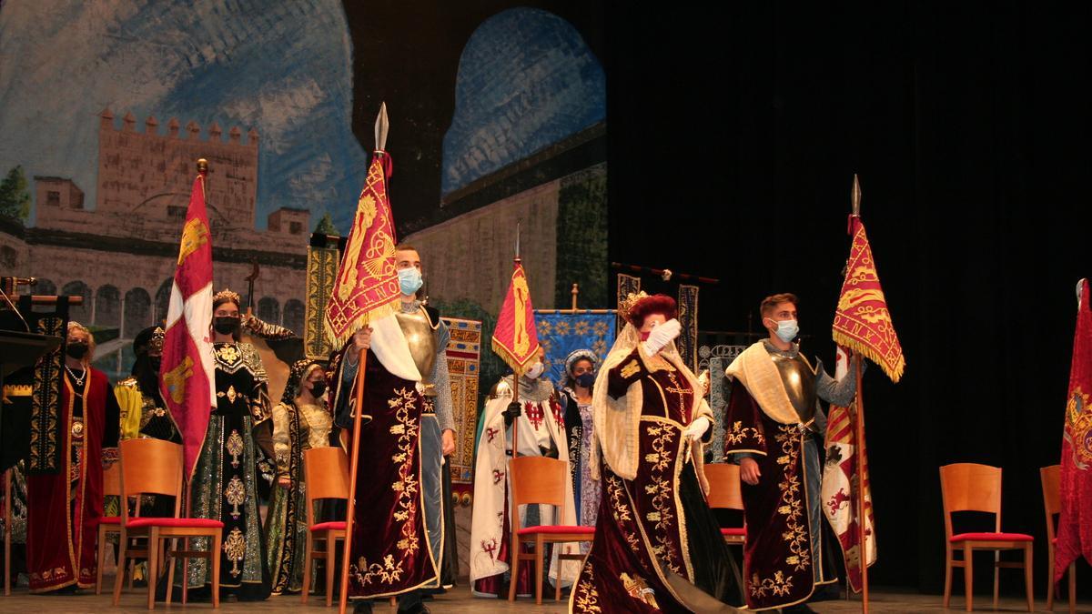 Estandartes y banderas de la Federación San Clemente rindiendo honores en el pregón de las fiestas en el Teatro Guerra.