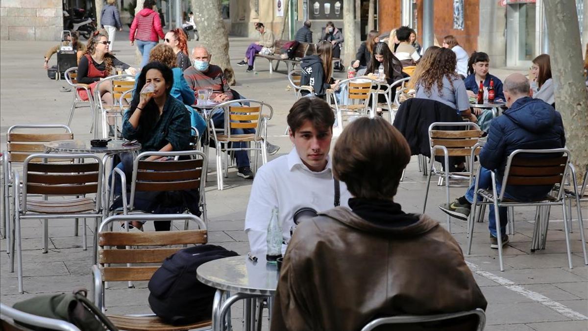 BARCELONA 03 02 2021 Barcelona Impacto economico en las ampliaciones de las terrazas  terrazas en la via publica y en plazas  En la foto terraza del  Bar  La Virreina  en dicha plaza  FOTO de RICARD CUGAT