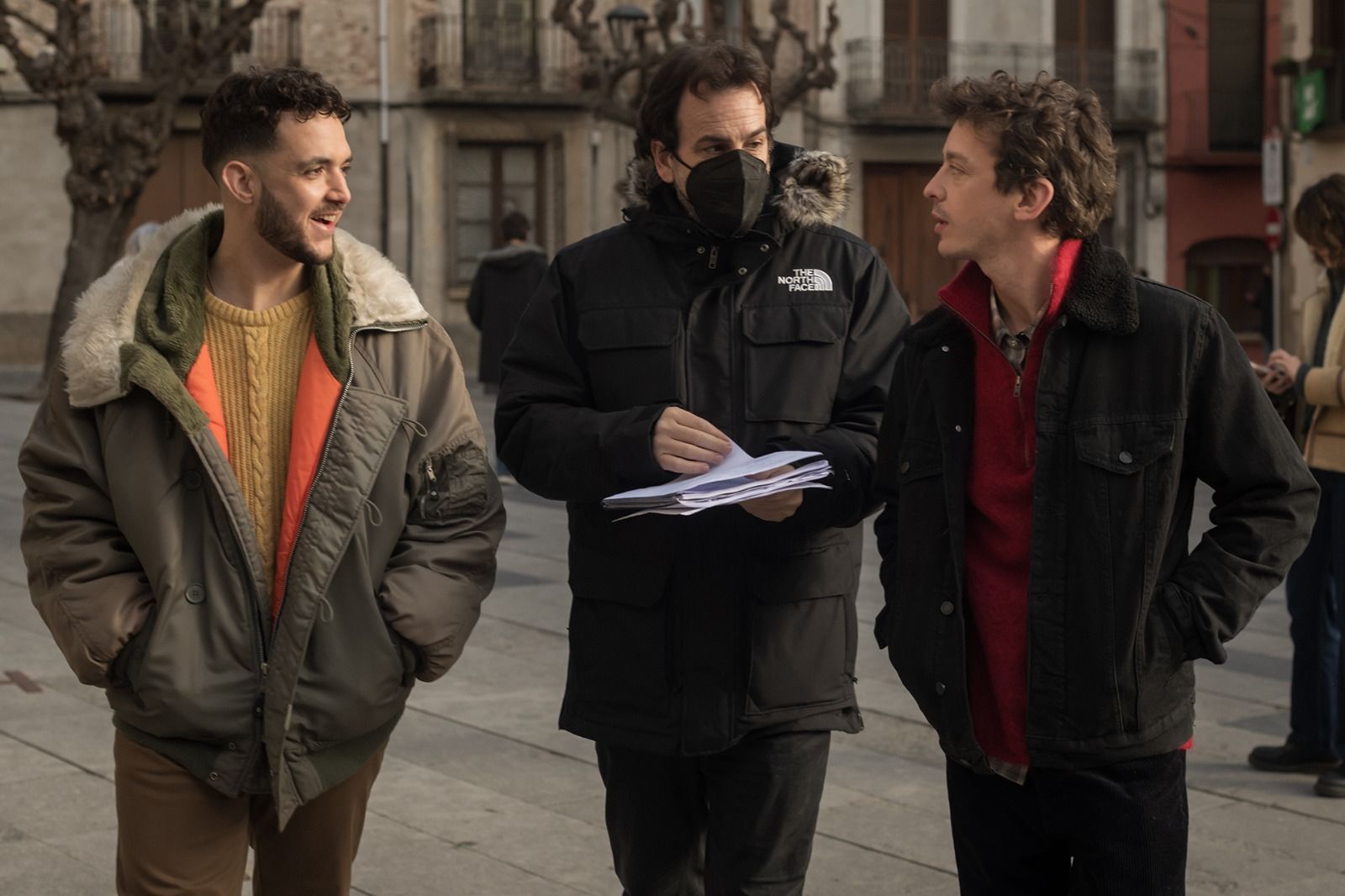 C. Tangana, Isaki Lacuesta y Nahuel Pérez Biscayart, durante el rodaje de  'Un año, una noche'