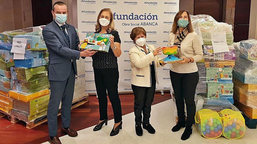 Entrega de las donaciones, ayer, en la sede de Afundación.   | // M. G. B.