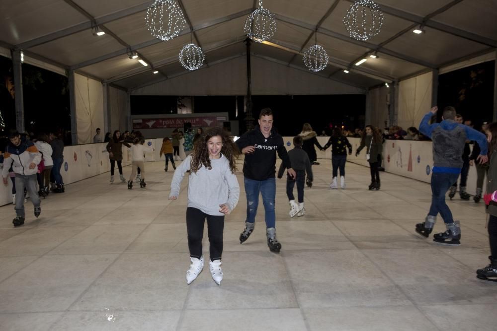 Langreo disfruta de su pista de hielo