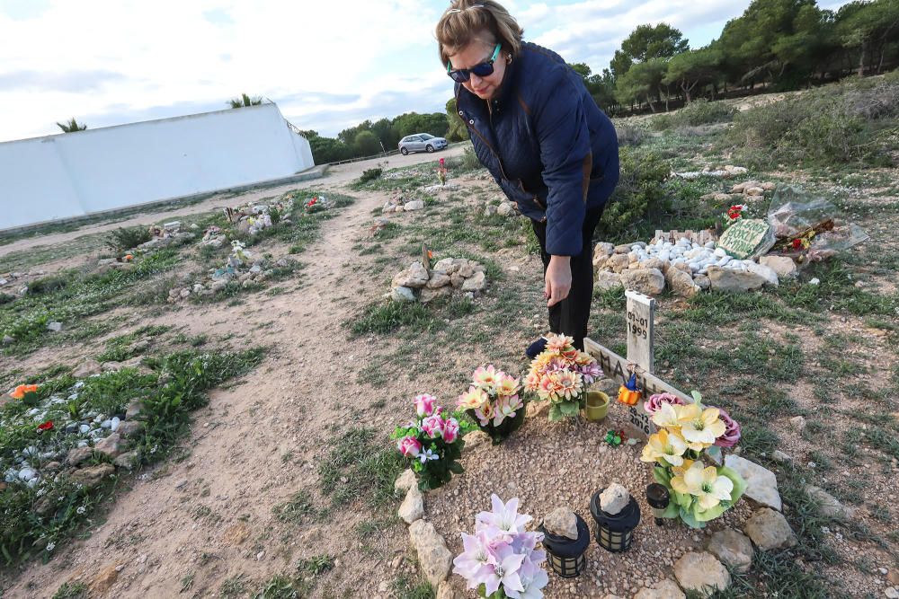 Junto al parque de Lo Albentosa de Torrevieja se extienden fosas y lápidas en una práctica no regulada