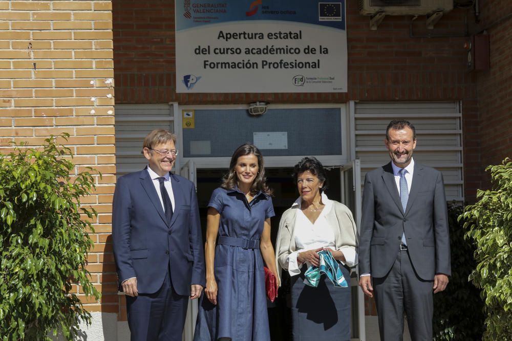 La Reina Letizia visita el IES Severo Ochoa de Elche.