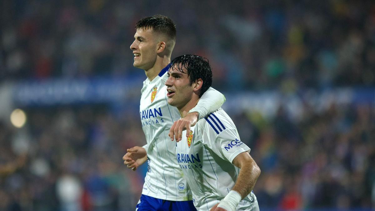Bazdar junto a Iván Azón celebran el primer gol del canterano.