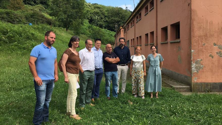 Nieves Roqueñí (segunda por la izquierda) y Tomás Fernández (a su lado, de blanco), con técnicos y otros ediles de la Corporación de Ribera de Arriba, ayer, en La Llosa. | G. P. A.