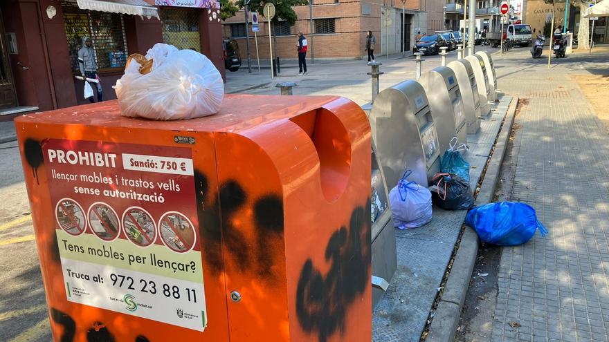 Multen deu persones en una setmana a Salt per tirar les deixalles fora dels llocs habituals