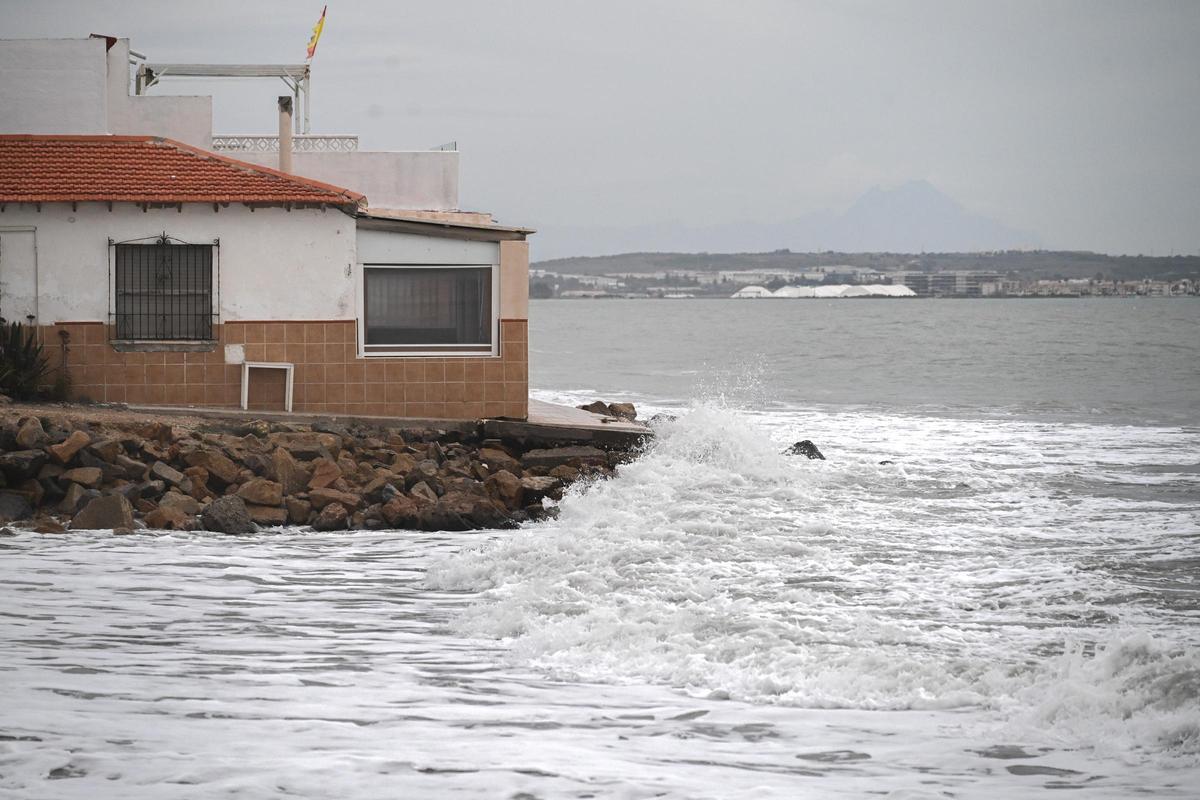Un mar embravecido por el temporal Harry engulle playas en Elche y amenaza a las casas de primera línea de El PInet